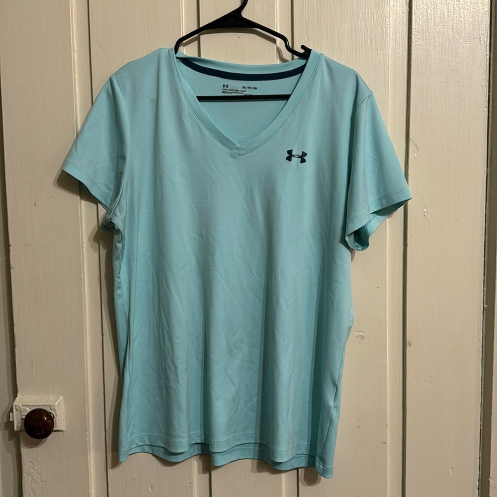 EUC Women’s Under Armour Velocity tee XL